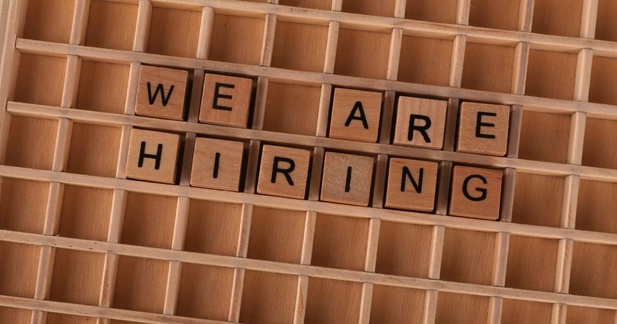 UK Vacancies Fall to 691,000, With Small Firms Leading the Drop